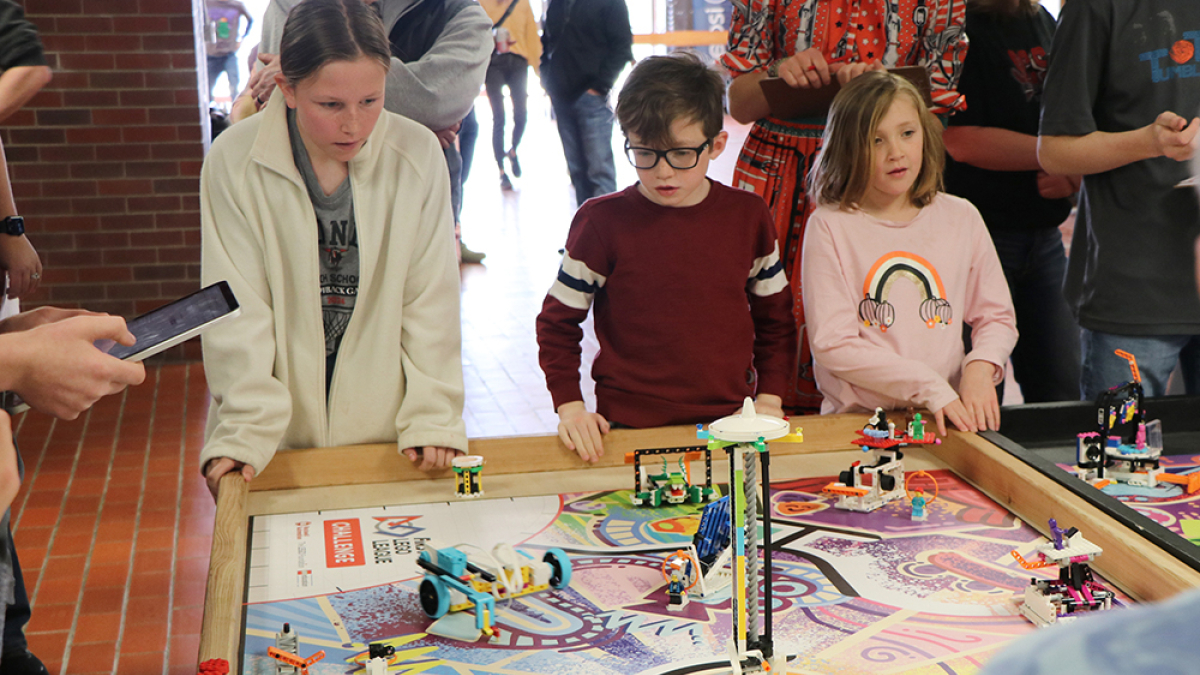 Lego Mini-Play preps teams and robots for state competition