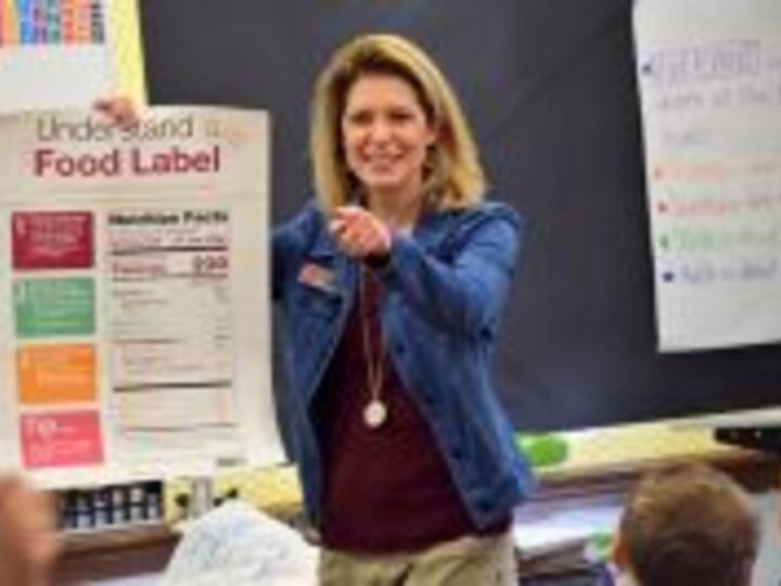 Alise Verhage Demonstrating how to read a Food Label