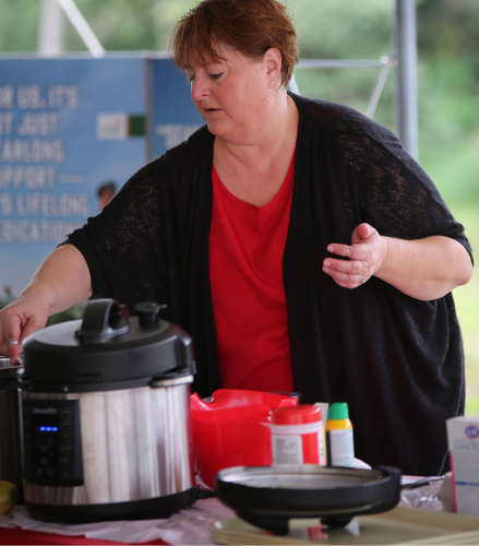 Extension Educator presenting on instant pots at Field Day